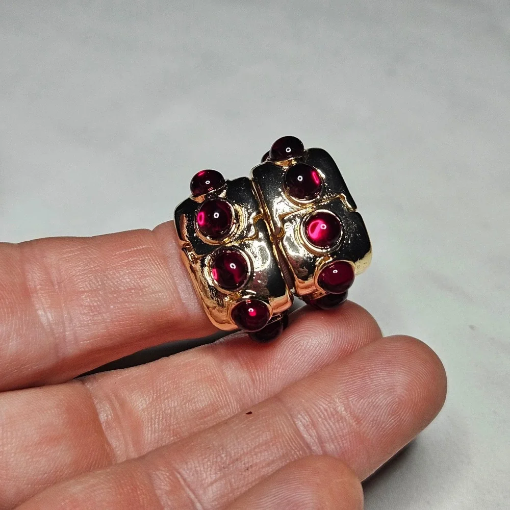 U-Shape Huggie Hoop Earrings Womens OS Red Gold Tone Cabochon Vintage
